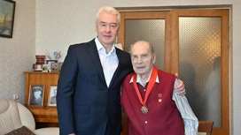 Sobyanin presentó el héroe de la Unión Soviética Kravtsov con la insignia de Ciudadano Honorario de Moscú