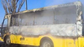 O Ministério Público da Crimeia realiza uma inspeção após o incêndio do ônibus escolar