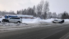 Два автомобиля столкнулись на томской трассе, есть пострадавшие