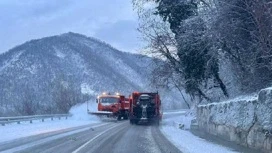 Mehr als 160 Personen klaren Straßen aus dem Schnee in Sotschi