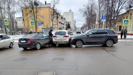 В Липецке в массовом ДТП с Мерседесом и Хендаем пострадал водитель Мицубиси