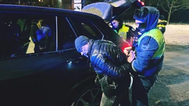 In St. Petersburg detained BMW with cash, fake numbers and SIM cards