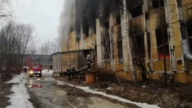 В подмосковных Химках горит склад с полиэтиленом