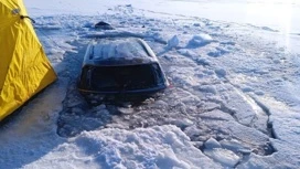 МЧС: в Бурятии двух мужчин спасли из автомобиля, провалившегося под лед