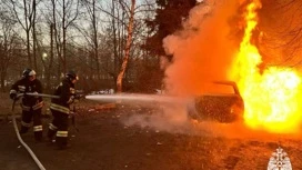 Во Владикавказе на улице Хадарцева сгорела "Лада Гранта"