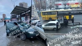 На Московском проспекте в Ярославле иномарка вылетела с дороги на тротуар