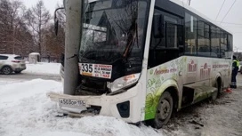 В Омске автобус с пассажирами врезался в столб, пострадали 3 человека