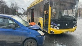 В центре Ярославля произошло столкновение иномарки с "Яавтобусом"