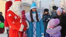 В первые дни Нового года на главной площади Забайкалья появились Дед Мороз и Снегурочка МЧС России