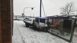 В Петербурге эвакуатор сбил женщину с ребенком и врезался в остановку