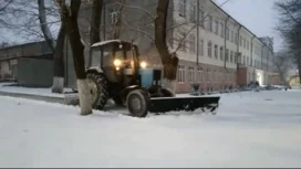 Дороги и тротуары Владикавказа с раннего утра расчищают от снега