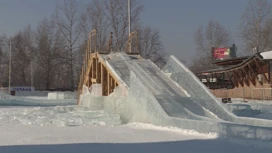 Ледовый городок у главной елки Красноярска, разлетелся на куски льда