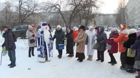 Горячие обеды и подарки: волонтеры поздравили с наступающим Новым годом своих подопечных