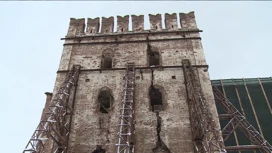 A torre da fortaleza de Smolensk está sendo restaurada por especialistas.