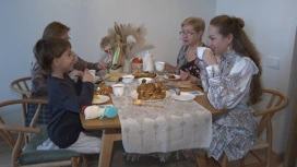 Pfannkuchen und selbstgemachte Strohpuppe: Eine Familie aus Wolgograd teilt ihre Traditionen zum Masleniza-Fest.