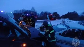 Женщину зажало в машине после аварии на трассе в Ивановской области