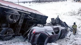 Водитель грузовика погиб в массовой аварии на тюменской трассе