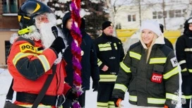 В ярославскую школу-интернат приехали Снегурочка-спасатель и Пожарный Дед Мороз