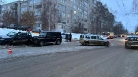 В Ижевске "Мерседес" столкнулся с "Ладой Ларгус"