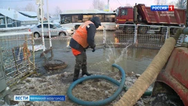 В Великом Новгороде из-за аварии на водопроводе на проезжую часть вытекло большое количество воды