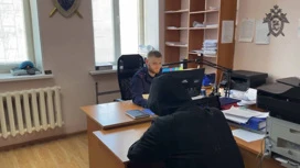 В Уфе мужчина напал на трех школьниц и полицейского