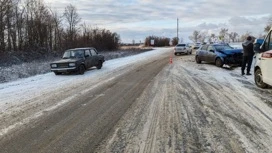 В Липецком районе в лобовом ДТП с Шевроле пострадал водитель ВАЗа