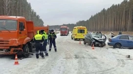 В Свердловской области закрыли движение на трассе из-за массового ДТП