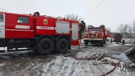 Под Липецком горящую хозпостройку тушили сотрудники МЧС и добровольцы