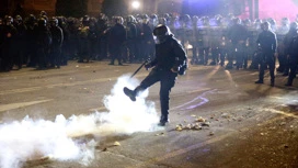 В Тбилиси полицейский загорелся во время акции протеста