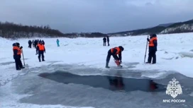 В Свердловской области пенсионер провалился под лед вместе с машиной