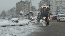 Во Владикавказе в круглосуточном режиме устраняют последствия обильного снегопада