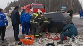 Водителя зажало в машине после аварии на трассе в Ивановской области