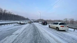 Женщина пострадала в ДТП с девятью автомобилями на трассе во Владивостоке