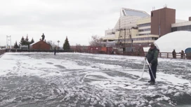 В Красноярске на Стрелке начали заливать каток