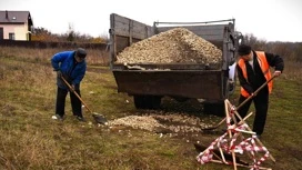 "Бездонную яму" на улице Дякина в Ельце засыпали щебнем