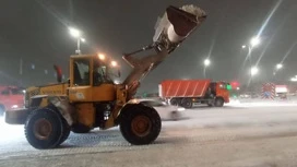 В Новом Уренгое дорожники устраняют последствия снегопада и метели