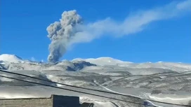 Выброс пепла высотой до 2,5 км зафиксирован на курильском вулкане Эбеко