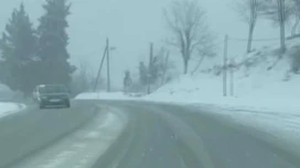 Auf der Republikstraße in Abchasien ereigneten sich drei Unfälle aufgrund von Schneefall und Glatteis.