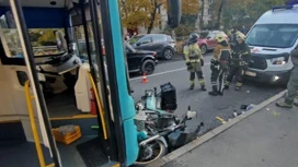 В Петербурге мотоциклист сбил бабушку с внучкой и врезался в автобус