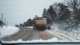 Под Новосибирском КамАЗ с прицепом занесло на трассе под таран автоцистерны