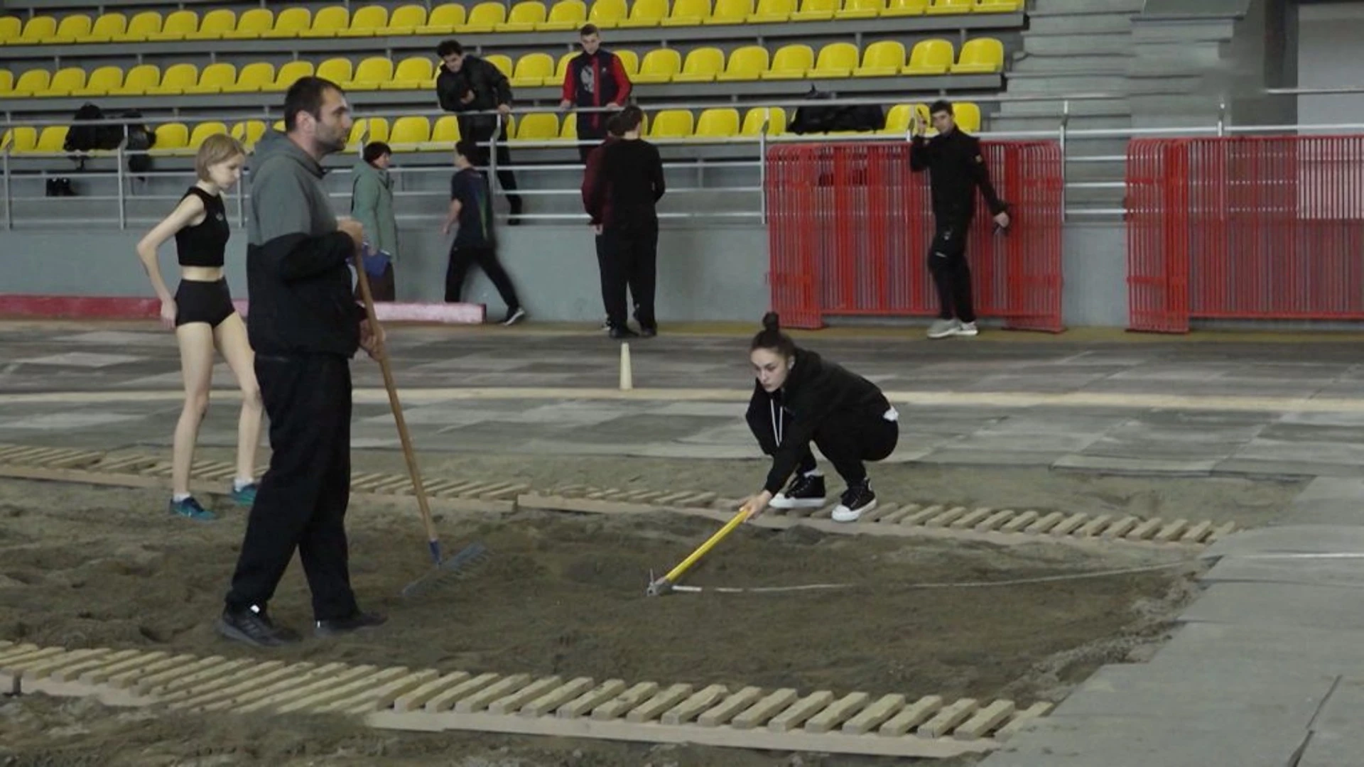 Во дворце спорта "Манеж" проходят Открытый чемпионат и первенство республики по легкой атлетике