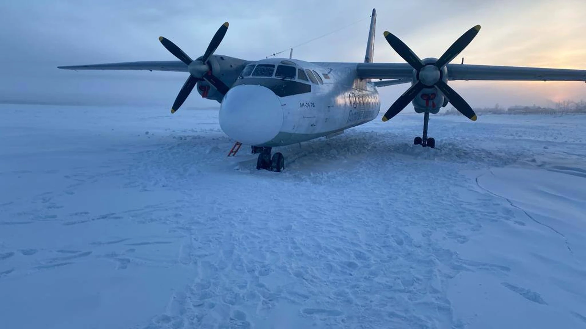 Севший на замерзшую реку в Якутии Ан-24 отбуксировали на аэродром