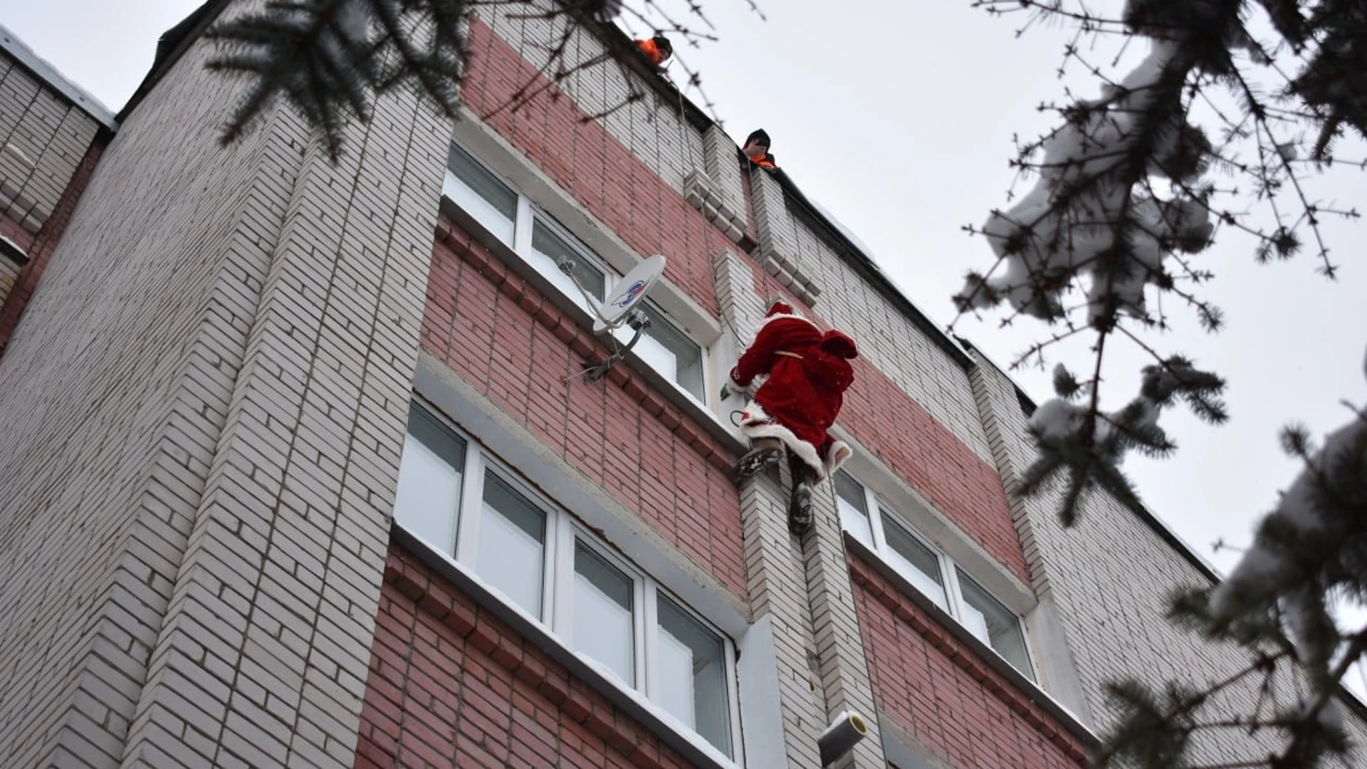 В Йошкар-Оле Дед Мороз поздравил маленьких пациентов онкогематологического отделения