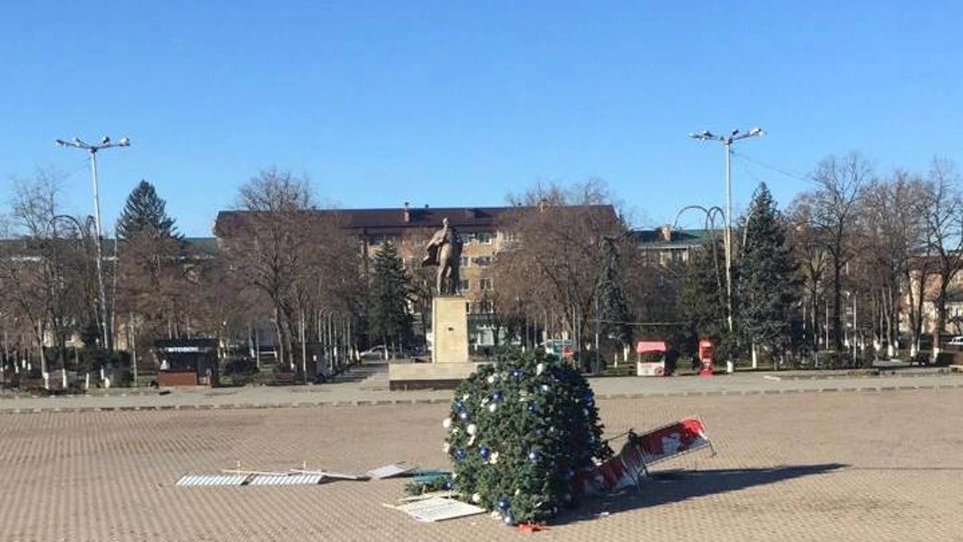 В Моздоке ликвидируют последствия сильного ветра