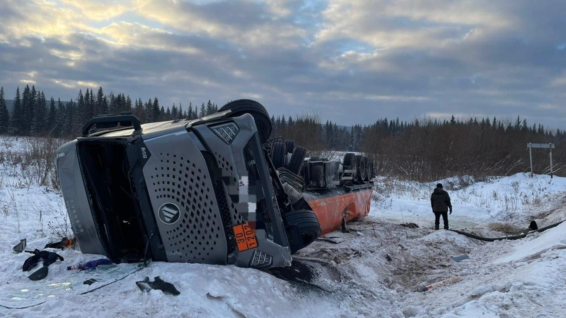 Бензовоз перевернулся на трассе в Иркутской области