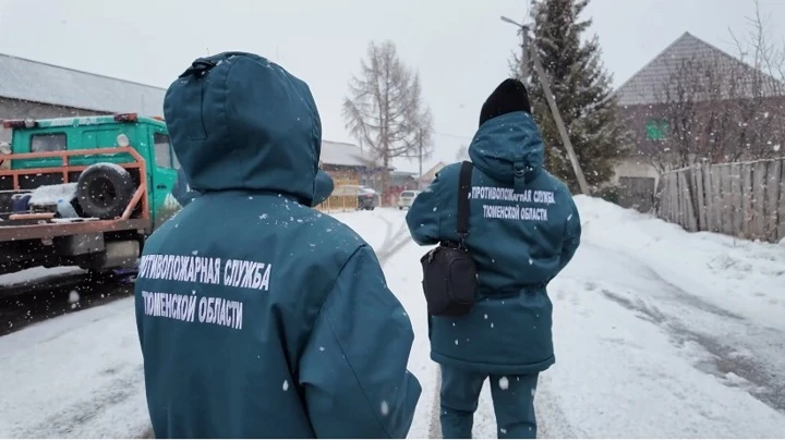 Guida. I residenti del villaggio di Tyumen sono stati ricordati di misure di sicurezza antincendio