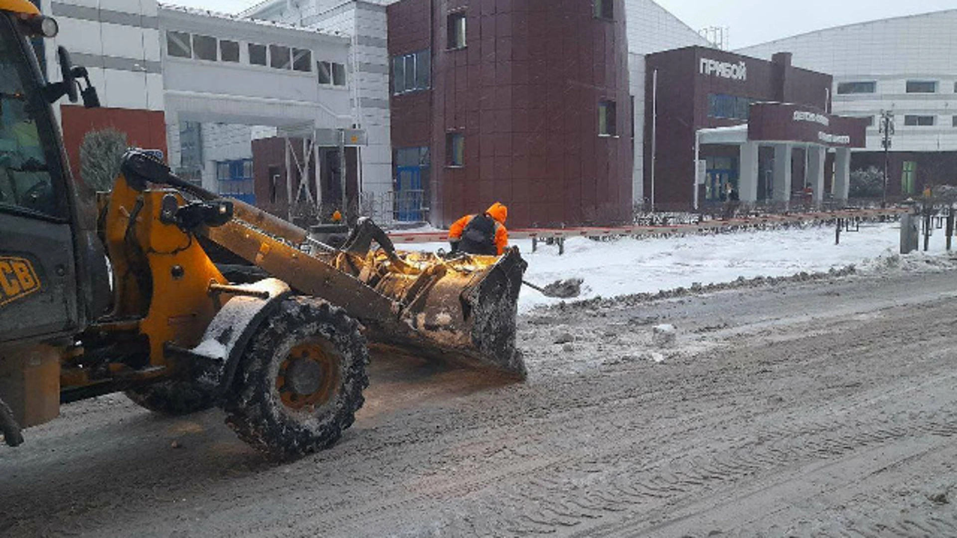 Порядка 600 единиц техники ведут уборку снега в Тюмени