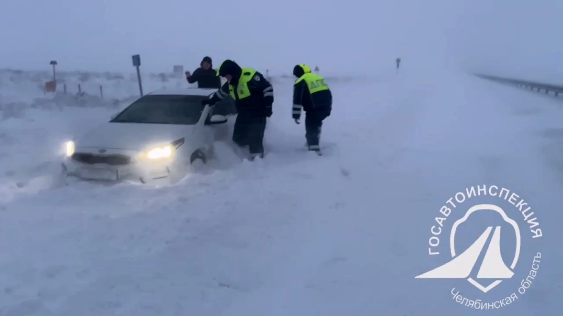 На трассе в Челябинской области застряли 30 автомобилей