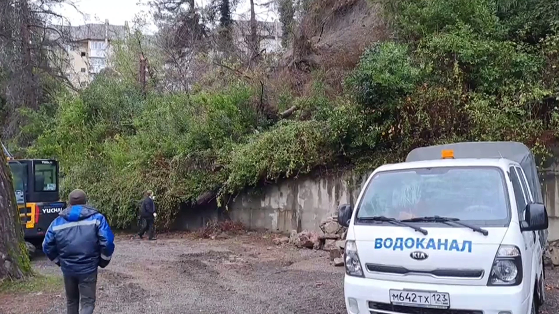 В центре Сочи оползень повредил водовод