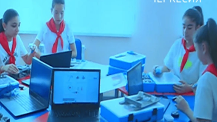 Vesti Karachay-Cherkésia Rashid Temrezov a parlé de la participation des écoliers de Karachay-Cherkessie aux activités du Centre pour l'éducation numérique des enfants